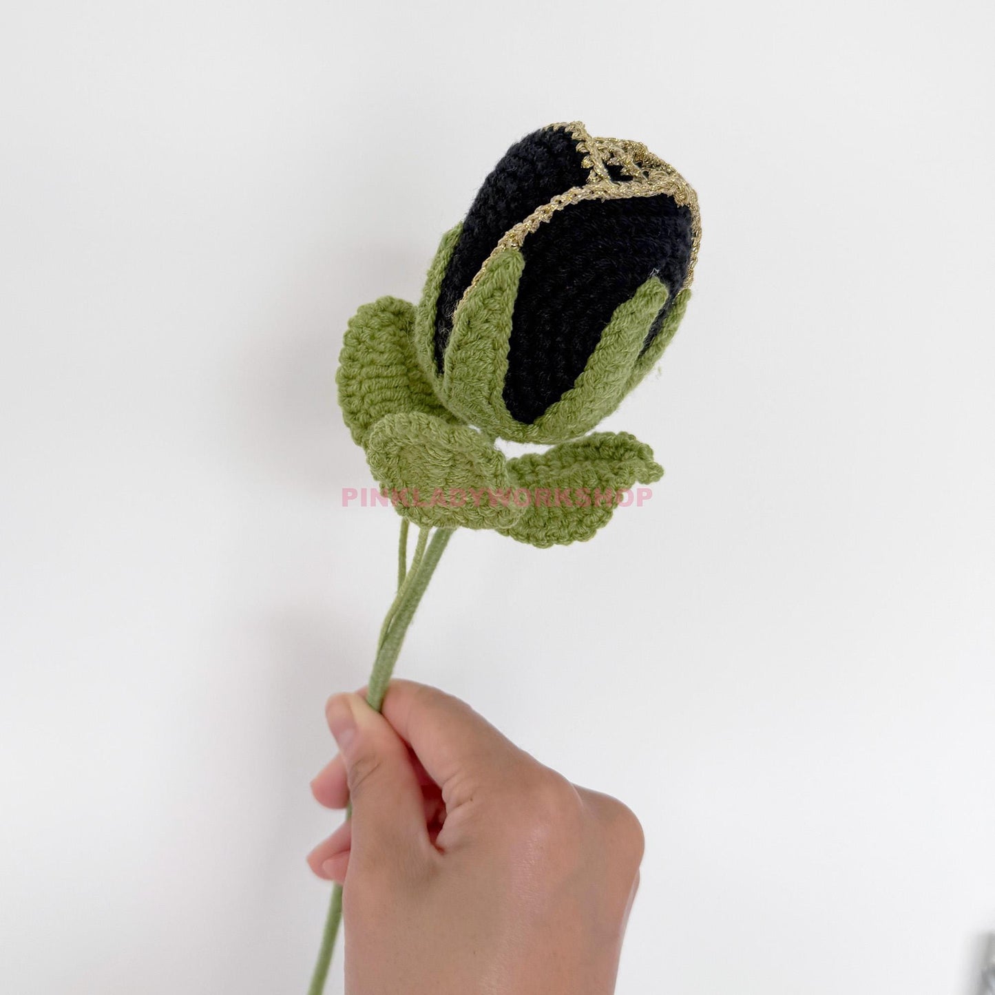 Handmade Crochet Black Rose Bouquet(no vase) | Gold-Edged Flowers | Valentine’s Day Gift | Gothic Floral Decor | Yarn Roses | Unique Gift